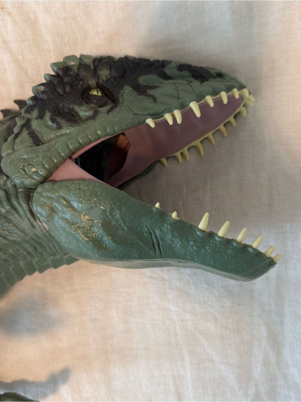 Jurassic World: Dominion Super Colossal Giganotosaurus 39'' Green Giant Dinosaur - Picture 2 of 13